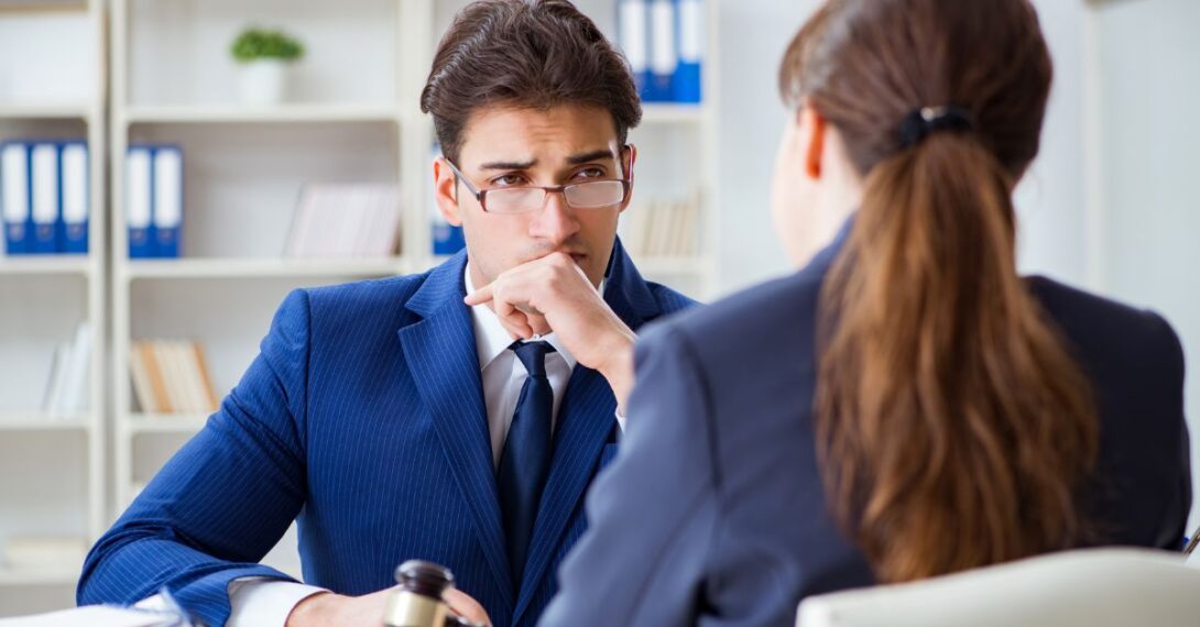 מדבר עם עורך דין