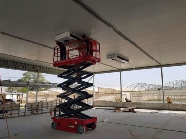 מנוף זרוע או במת הרמה – מה באמת מתאים לפרויקט שלך