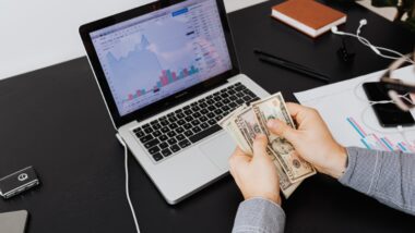 הלוואה חוץ בנקאית – היתרונות והסיכונים שחייבים להכיר